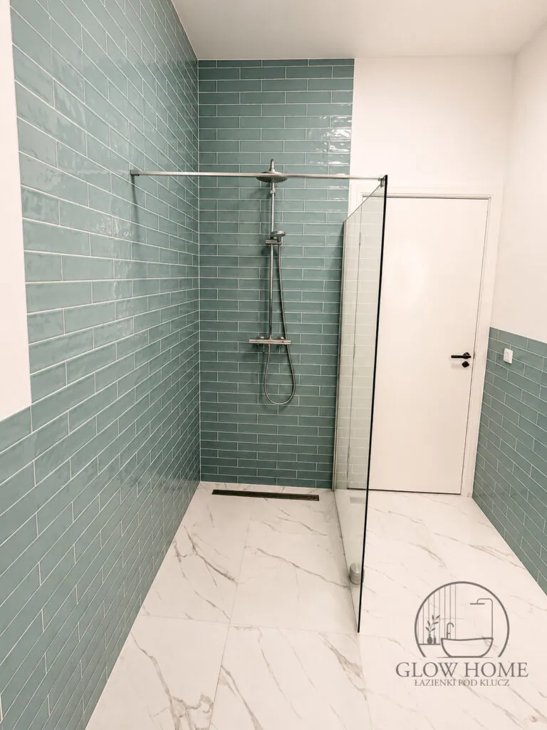 Prysznic walk-in z miętowymi kaflami metro i marmurową podłogą