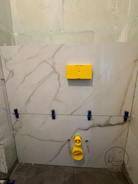 Wrocław — ściana ze stelażem WC w płytkach o ciągłym rysunku żył