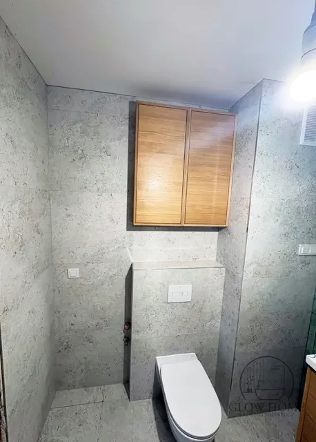 Zielęcice — WC podwieszane pod drewnianą szafką w zabudowie