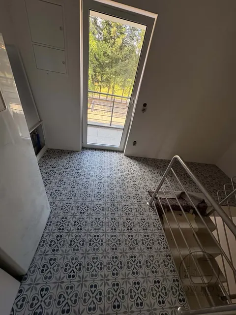 Zielęcice — korytarz z płytkami patchwork przy wyjściu na balkon