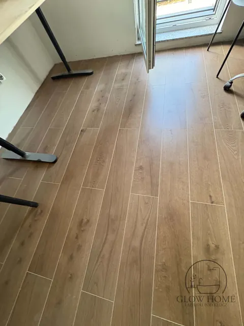 Zielęcice — podłoga w płytkach drewnopodobnych
